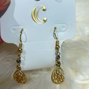 🌸NWT Charming Charlie’s Gold and Gray fish hook earrings Never worn